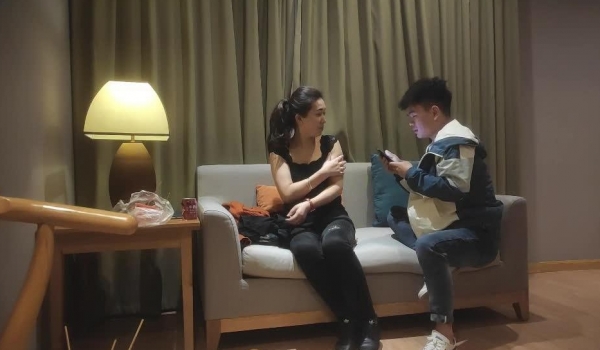 【熟女探花】36岁极品美人妻，风骚淫荡欲拒还迎，小伙暴起狂插高潮