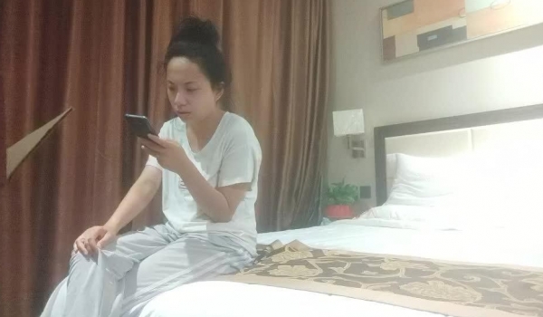 【李总探花】酒店约操良家骚女，掰开双腿摸穴，埋头舔屌活不错，怼着骚穴抽插