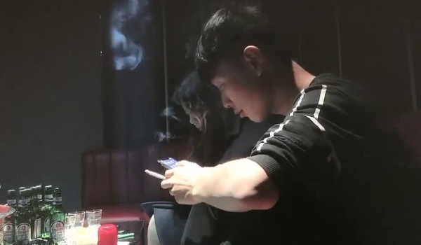 采花狂魔，【KTV勾搭探花】，寂寞的夜晚，KTV约了个漂亮小姐姐，大奶子，唱歌途中强制推倒舔逼，