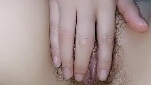 渣男玩弄良家少妇一起3P，扒光小少妇让她给口交好害羞不敢露脸，在床上各种抽插展示骚逼，摄影师不断