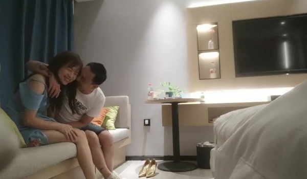 翻车王伟哥足浴洗浴会所撩良家少妇女技师宾馆开房2000多块拿下身材苗条气质美女唱完K去开房