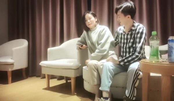 【胖子传媒工作室】美容院工作良家少妇，开车接上酒店操逼，看着文静，上了床操起了好骚