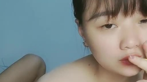 良家小少妇露脸都被小哥带坏了，镜头前直播赚外快，大鸡巴各种爆草抽插还要看狼友打赏了多钱，菊花都被