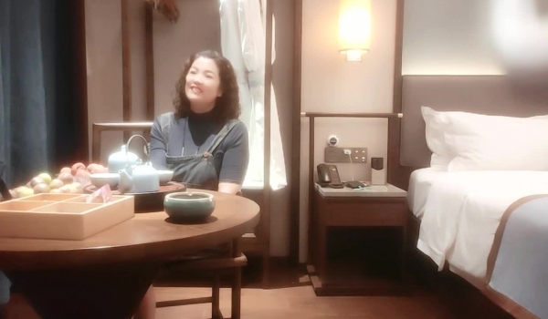 【良家故事】偷拍良家妇女收割机，老公不看手机，肆意撩骚，还偷偷摸摸开房求操，不守妇道