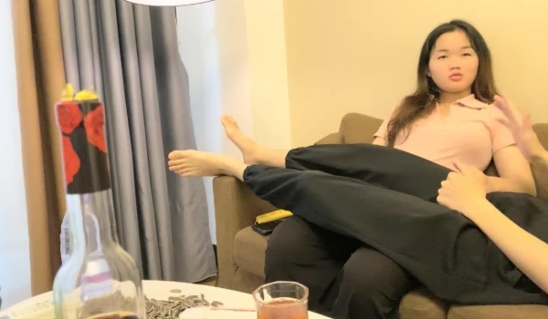 【瘦猴先生探花】，清秀良家嫩妹，一炮不过瘾，如此佳人岂能错过，转战沙发近景欣赏做爱细节