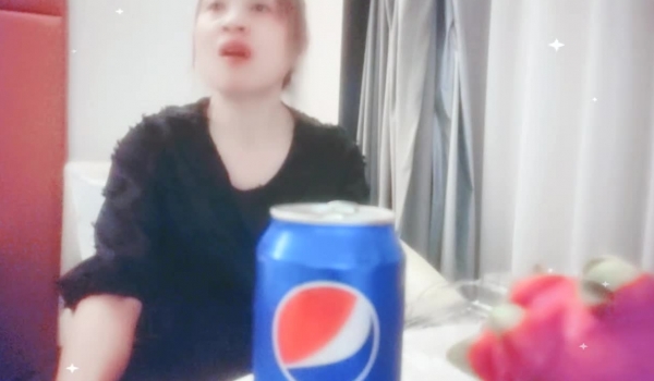 推荐，【良家故事】偷拍 网恋 中年良家妇女收割机~2天1女，人妻出轨，同时聊几个，寂寞的人真是太