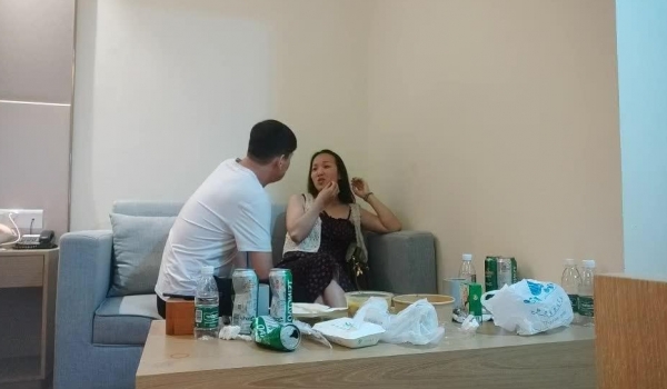 【爱情故事】网聊新人，良家骚女今天见面，撩下衣服吸奶扣穴，转战床上爆操骚逼