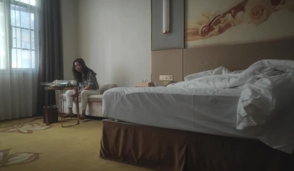 ️【良家故事】偷拍.良家妇女收割机 水多长发眼镜女~骚！好畅快 男主直说眼镜骚女好会喷 床都被喷湿了