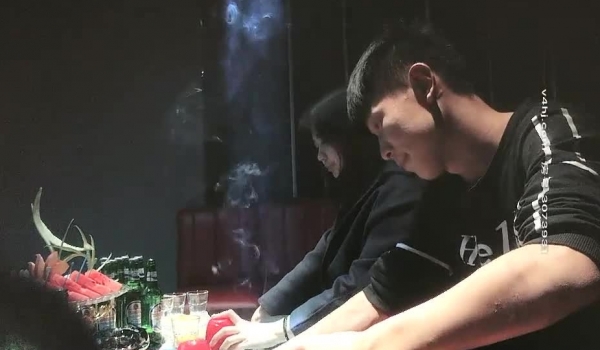 采花狂魔，【KTV勾搭探花】，寂寞的夜晚，KTV约了个漂亮小姐姐，大奶子，唱歌途中强制推倒舔逼，
