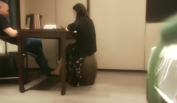 【良家故事】良家收割机，探探勾搭人妻，嘘寒问暖博得好感，情绪价值给满了直接开操