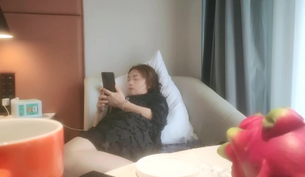 推荐，【良家故事】偷拍 网恋 中年良家妇女收割机~2天1女，人妻出轨，同时聊几个，寂寞的人真是太