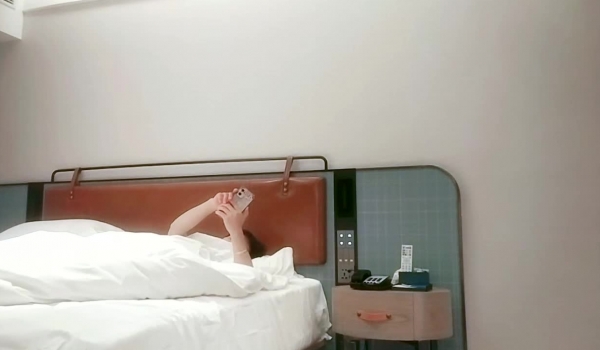 【良家故事】，泡良最佳教程，同时四个人妻在线聊，选妃般约炮，做爱疯狂饥渴，找寻难得的激情