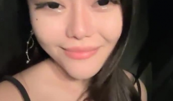 00后的快乐夜生活，奔驰男来买单，【03年安琪拉表妹】带上闺蜜一起酒吧热舞，厕所自慰，奔驰里舔逼