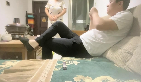 【佳人有约】，尿哥泡良，新人有几分姿色，吃完火锅洗澡，贴心吹头发，沙发上拽开内裤插入