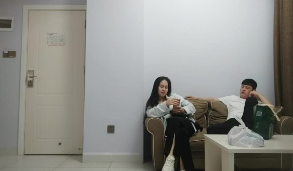 专业良家收割机，人妻猎手，【爱情故事】，广撒网，一天上钩两个寂寞人妻，风情万种享受偷情的快感