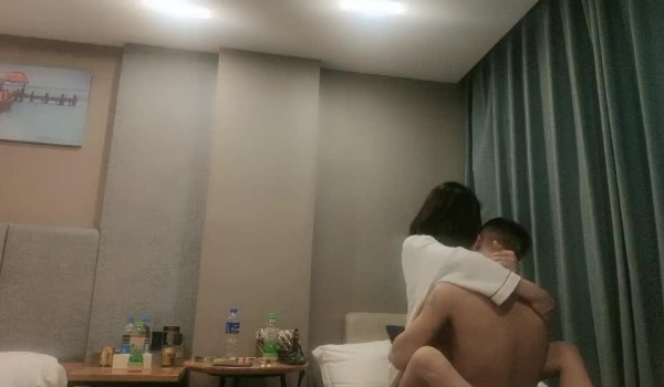 【阿伟约良家】 足浴店漂亮小姐姐 重金诱惑下钟开房 温柔如水 极致享受 强烈推荐