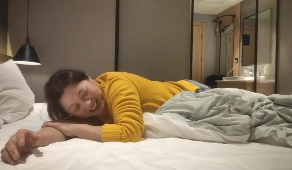 中年妇女收割机 【良家故事】跟着大神学泡良 固定情人炮友 有时间就相约酒店 互诉衷肠来一场肉体的