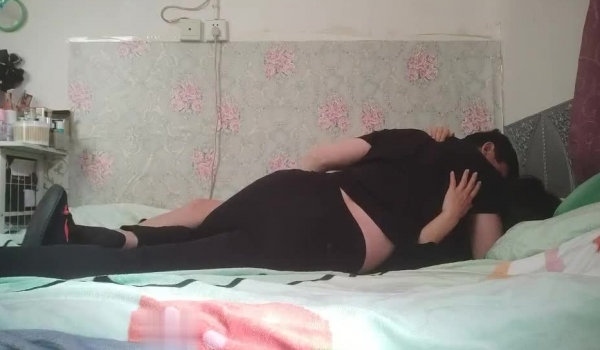 【恋哥】偷拍 网恋奔现~离异良家，到女主闺房喝酒聊天， 男主连攻3轮只能脱到剩内裤不给操，