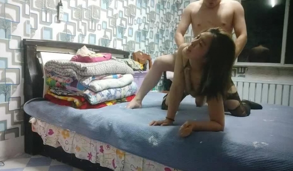 【大内密探008】再约良家骚女，吃饱喝足再开操，开档黑丝猛扣穴，怼着大屁股尽情输出