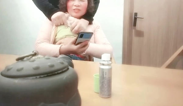 泡良最佳教程，【良家故事】，大神纵横花丛中，大姨们真会玩儿，3P的计划也已经提上日程，大黑牛用的