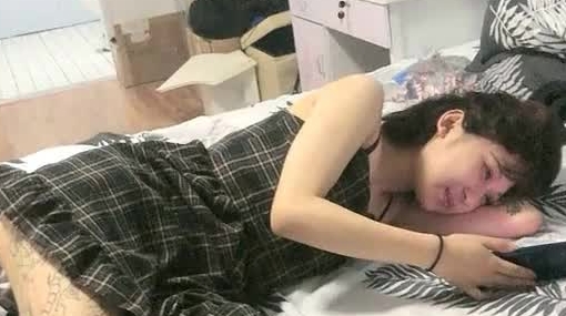 【91约妹达人】，真实约炮强上00后高中小萝莉，没干之前一直做出诱人的举动，吃完宵夜后被男主上演