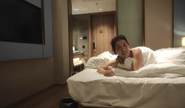 【良家故事】，攻陷良家姐妹团，留下一个再干一炮，三姐妹又赚钱又爽了，快乐相约，附聊天记录
