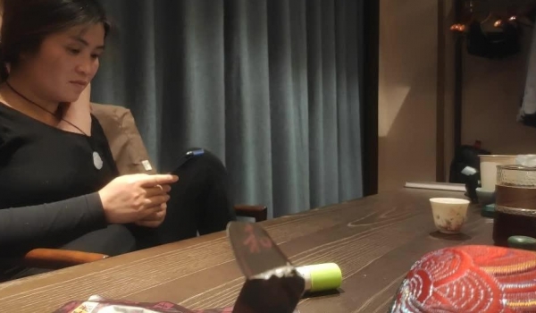 【中年妇女收割机】，各种礼物套路，忽悠良家人妻偷情，超清设备偷拍，酒店内相拥洗澡极其甜蜜