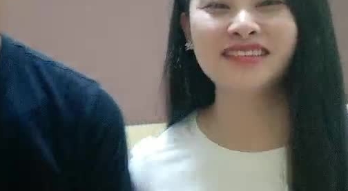 野狼回归之一顿饭搞到的小良家，吃完就开房还很害羞呢，全程露脸进门就扒光吃她奶子小逼粉嫩紧啊