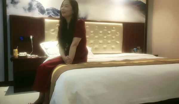 【良家故事】良家收割机，探探勾搭人妻，嘘寒问暖博得好感，情绪价值给满了直接开操