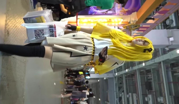 【YZWCD】YM075金发双马尾cos小姐姐！白内尿黄了！