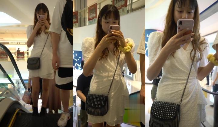 大神尾随偷拍美女裙底风光 ️蕾丝裙骚货透明蕾骚内弯腰前抄黑森林+跟男友逛街的小姐姐被前后CD漏毛