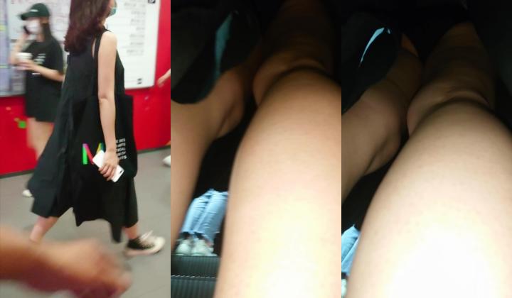 商城广场跟随抄底漂亮美少妇 为了这只美屁屁我跟了一公里 还是没看够 骚丁卡屁屁一晃一晃真诱人