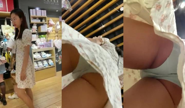 跟随抄底漂亮眼镜美眉 蓝色内内 屁屁很性感