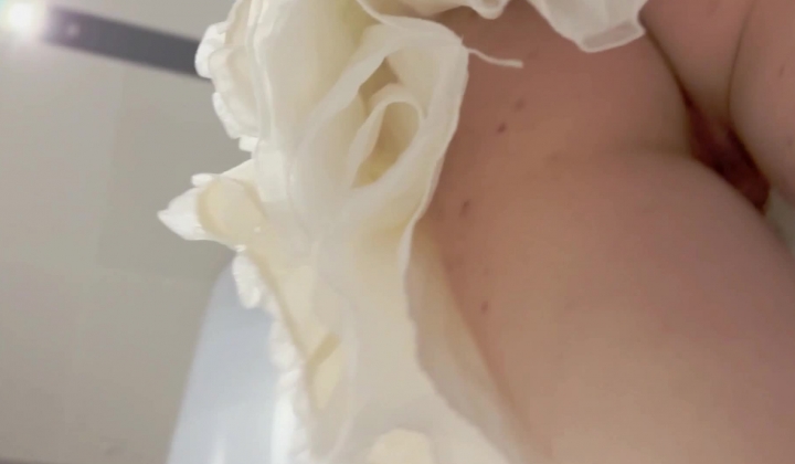 商场一路跟踪抄底白裙美女 竟然没有穿内裤粉嫩的鲍鱼完美呈现