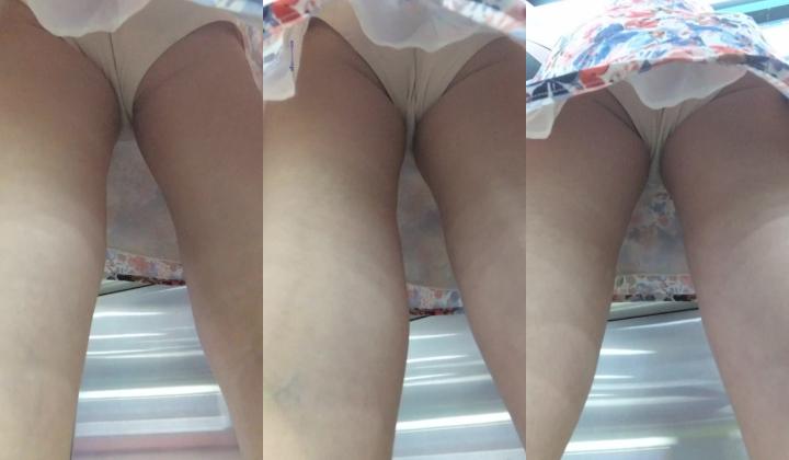 【最新 ️极品 ️抄底】超高质量机场地铁抄底③ ️惊现无内小美女 白嫩丰臀太紧致内内夹逼缝里了