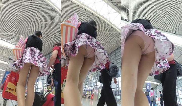 【最新 ️极品 ️抄底】超高质量机场地铁抄底③ ️惊现无内小美女 白嫩丰臀太紧致内内夹逼缝里了
