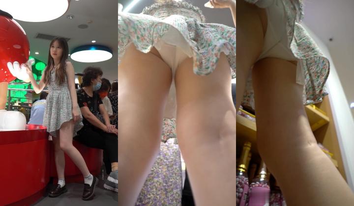 YC商场抄底喜欢拍照绿裙子小女神 ️弯腰抬腿时印花内裤一览无余