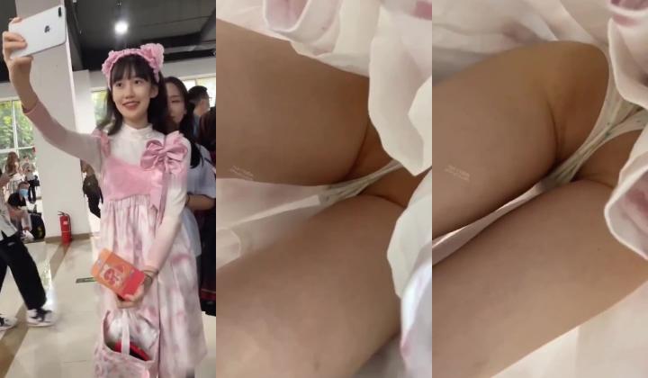跟随抄底漂亮美眉 美眉跟闺蜜不停自拍 我就不停抄她性感小屁屁 内内太小 毛毛都出来了