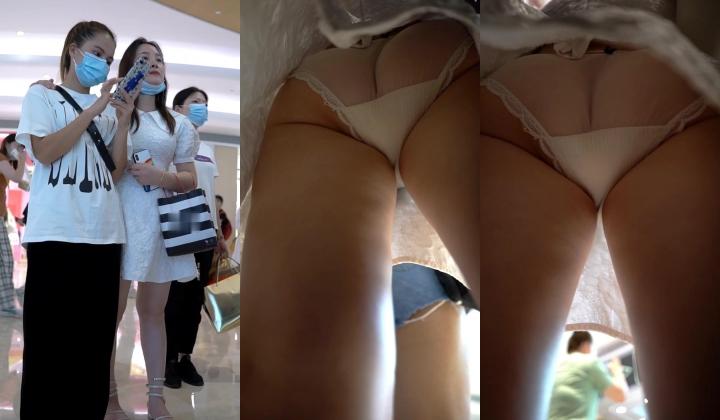 YC商场抄底白裙红趾甲绝色靓妹 ️蕾丝透明内夹腚沟里前面全是毛