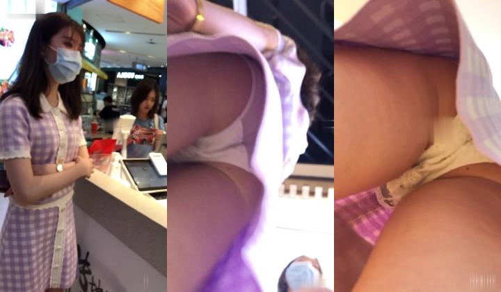 小吃街一路跟踪抄底美女白领穿着透明内裤隐约看到一坨黑B毛