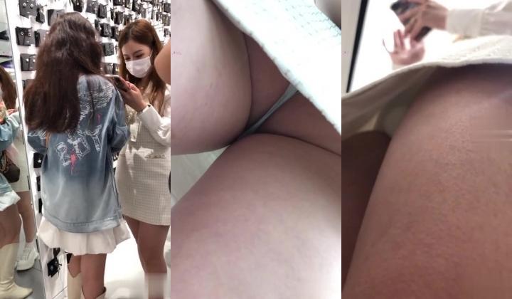 街头抄底牛B摄影师竟然直接把摄像头放到妹子裙子里面去了 ️真不知道是怎么做到的