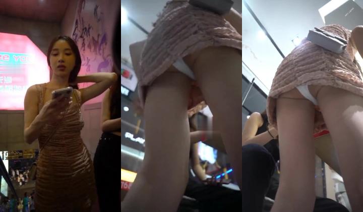 抄底高颜值小姐姐 小内内很性感 可惜高挑闺蜜穿了裤子