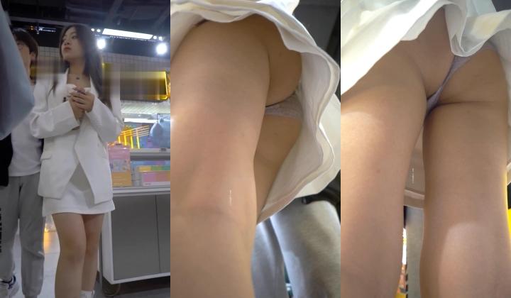 YC商场抄底腿细臀肥一脸骚气西装裙美妞 紫内夹腚沟左侧还漏毛