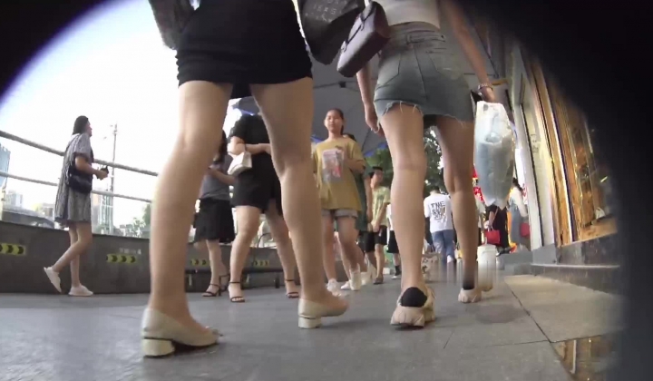 街拍抄底偷排短裙小美眉 真空出门 这黑穴一看就身经百战 屁股还一扭一扭的 光鲜亮丽的外表闷骚的本