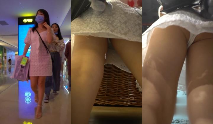 YC商场抄底镂空抹胸白裙优雅小美女,半透明内靠穴处全都浸湿了