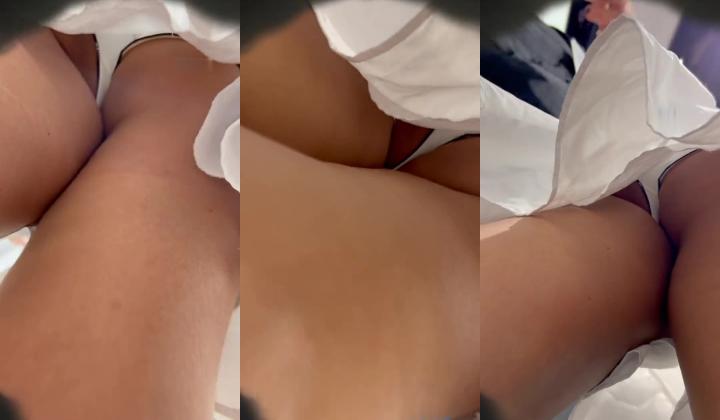 商城抄底跟闺蜜逛街的漂亮美眉 白色小内内卡屁沟 大屁屁很性感 就是有点黑