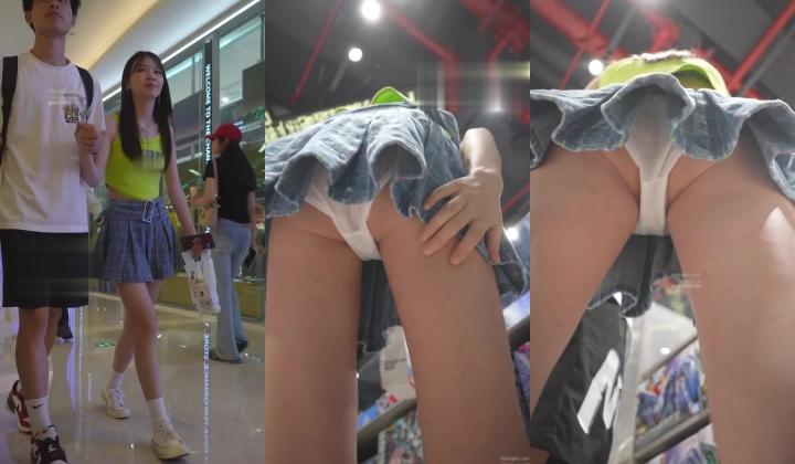 偷拍美女 ️吊带背心小姐姐牛仔裙弯腰捂裙子被抄底微透内 ️SR级咖啡店抄底长裙美女白色内内