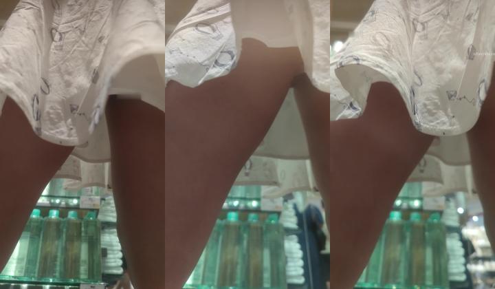 大型商超一路跟踪抄底不穿内裤的白裙美女 粉嫩的鲍鱼清晰可见