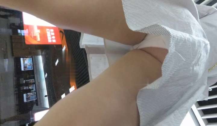 成都地铁医院抄底 惊现无内长腿美女 各式内内让人喷血 幻想扒下推到啪啪