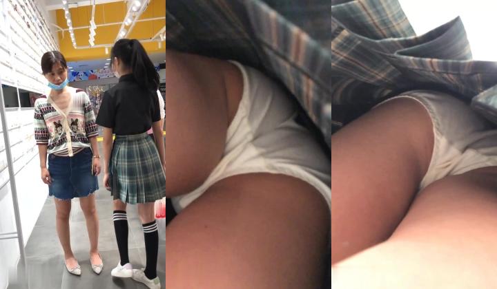高清抄底超嫩学生妹~性感白色嫩嫩，真想一把抱过来，带进商场卫生间狠狠给她来一炮~太勾引人犯罪啦！